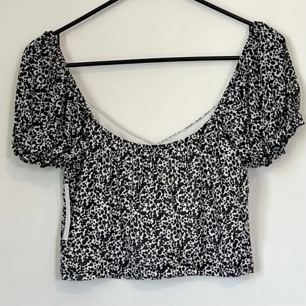 NWT Abound Ivory-Black Mini Moo Textured Puff Sleeve V-Neck Crop Top - M - Image 7