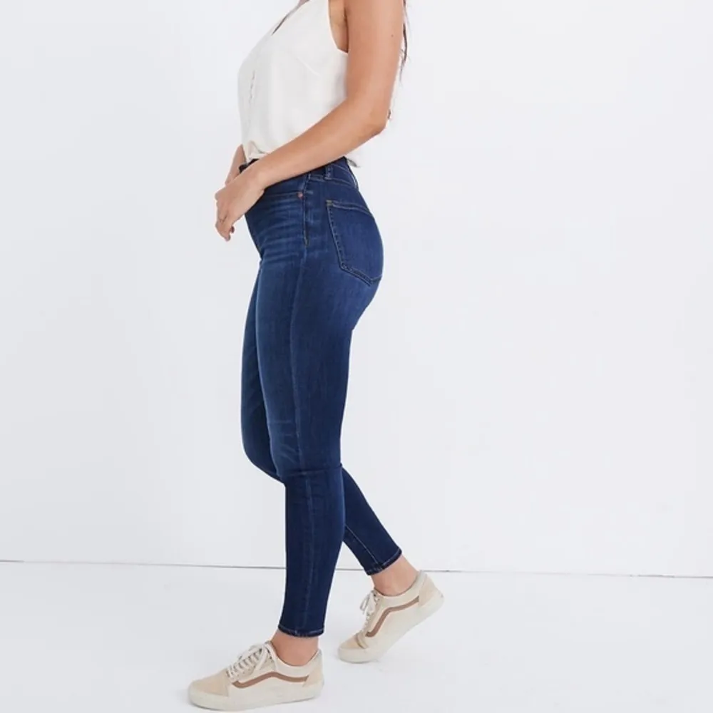 Madewell • Curvy High-Rise Skinny Jeans in Danny Wash: TENCEL™ Denim Edition - Image 55