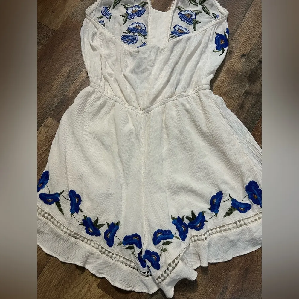 American Eagle outfitters white jumpsuit romper with blue embroidered flowers - Image 4