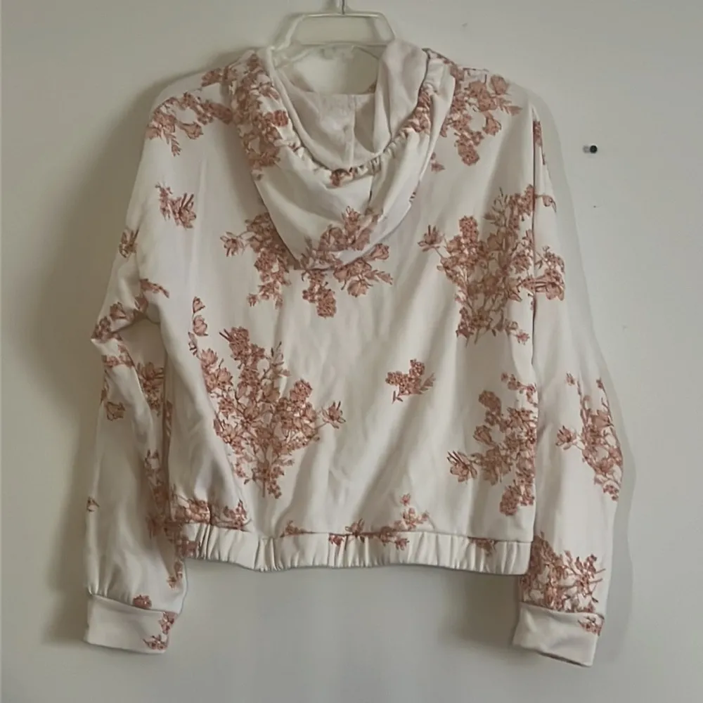 Olivia and Vivian cropped hoodie Size undefined - Image 5