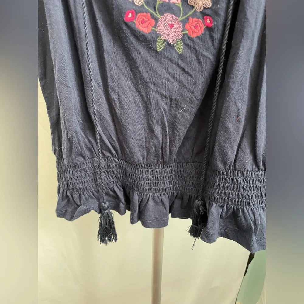 Aero Navy Blue Floral Embroidered Women's Top‎ size small seriously soft - Image 3