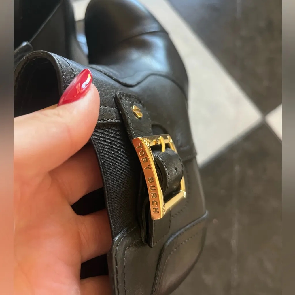 Tory Burch Black Wedge Shoes with Gold Detail - Image 3