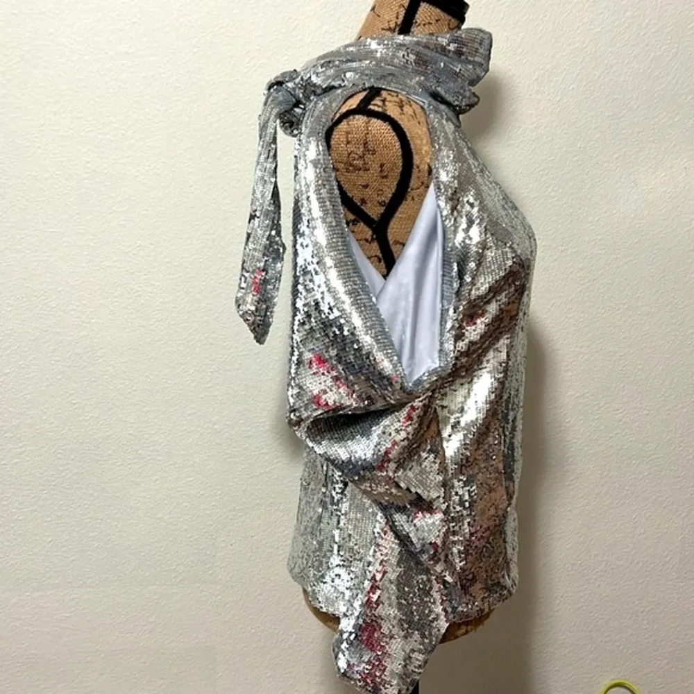 I•N•C International Concepts cold shoulder top silver sequins. Size M NWT - Image 5