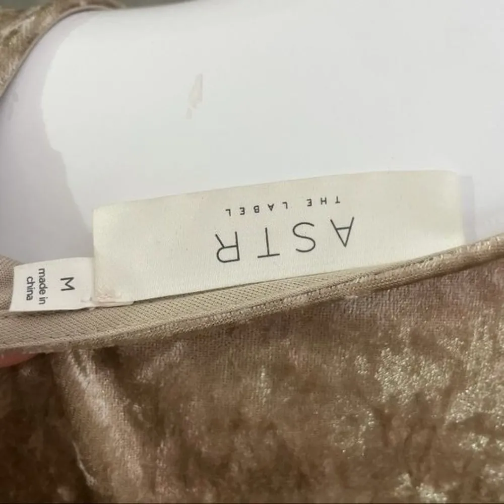 Astr long sleeve gold velvet bodycon long sleeve midi dress v neck size medium - Image 4