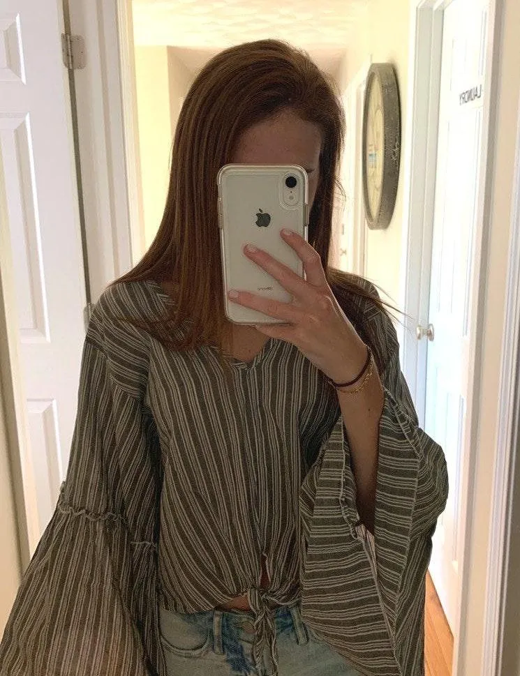 Grey and White Flowy Sleeve Top Gray - Image 2