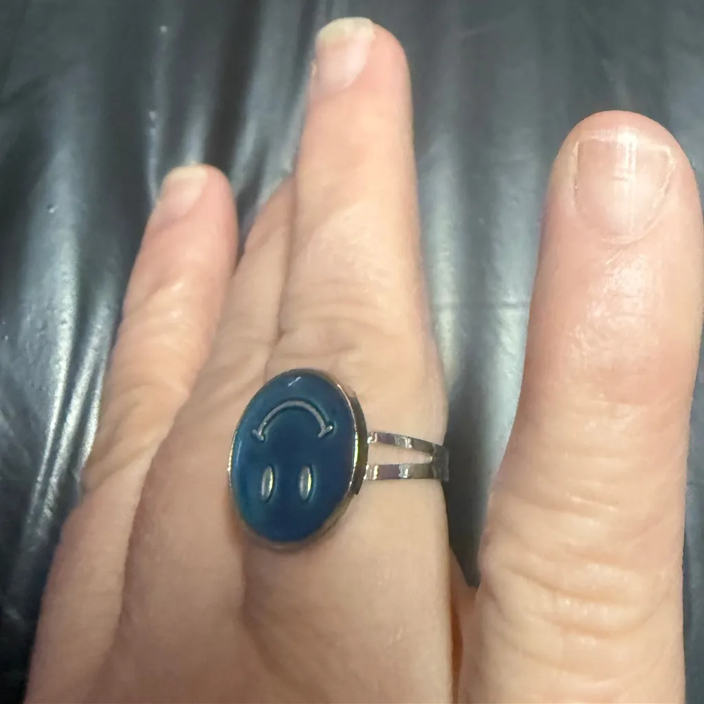 Smiley Face Mood Ring Green - Image 6