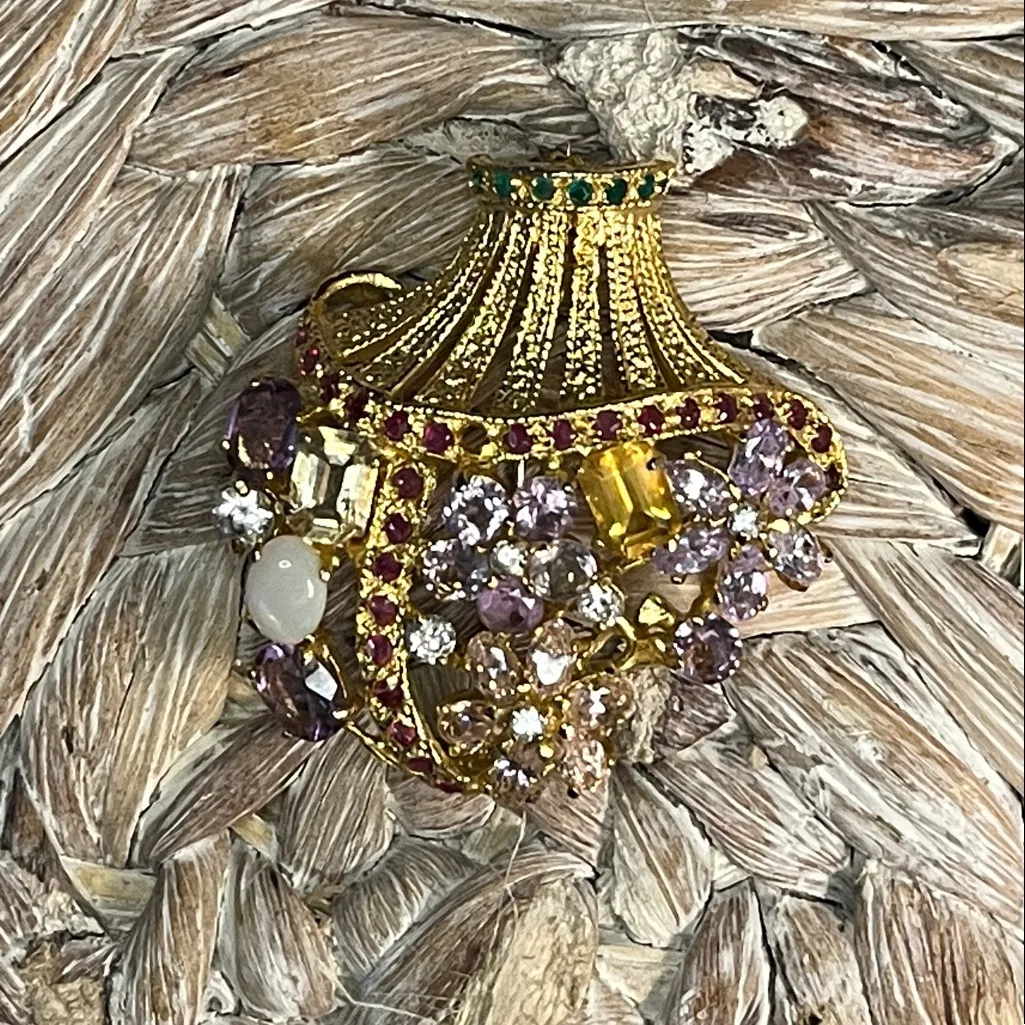 Elegant Gold Tone and Shades of Purple Giardinetti Brooch - Image 3