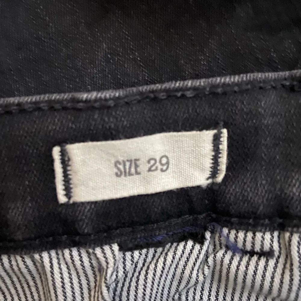 Madewell Skinny Skinny zip ankle faded black w/leather knees and zipper size 29. - Image 7