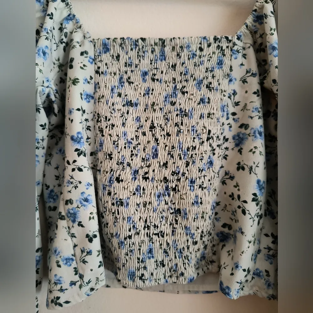 Abercrombie & Fitch Light Blue Floral Long Sleeve Off Shoulder Crop Top Medium - Image 4
