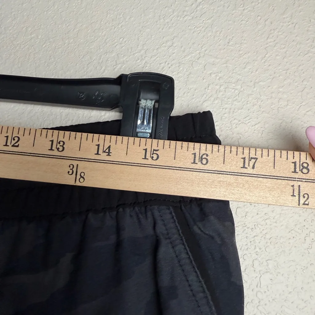 Vuori Women Size Large Black Camo Clementine‎ Shorts 2.5 inseam athletic shorts - Image 5