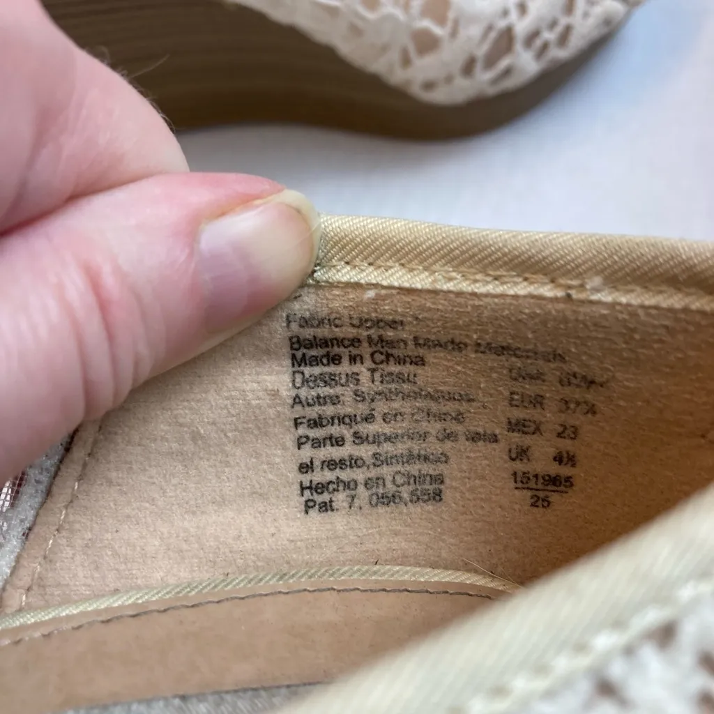 🌸EUC American Eagle Embroidered Ivory Lace With Peek-a-Boo Toe Wedge’s A197 - Image 4