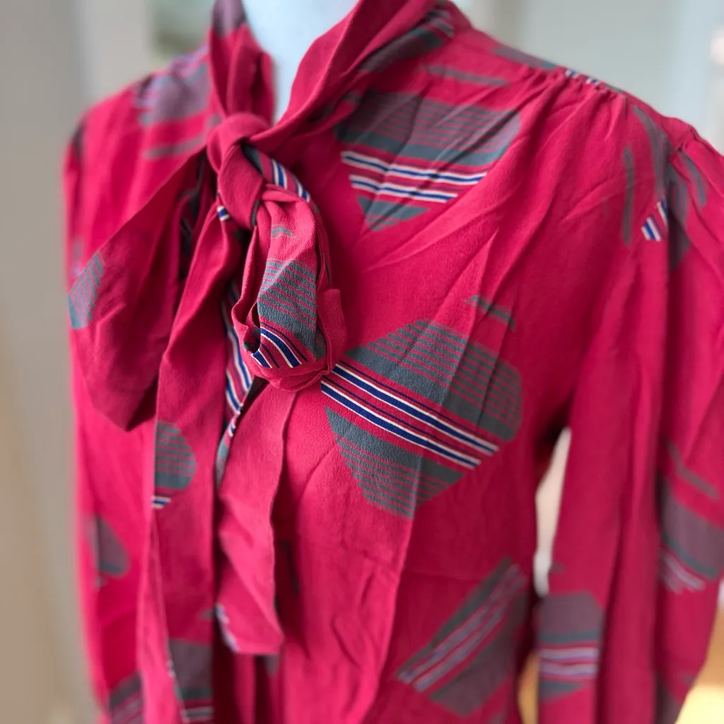 Vintage Ernst Strauss Red Silk Graphic Printed Tie Neck Puff Sleeve Blouse Sz 8 - Image 2