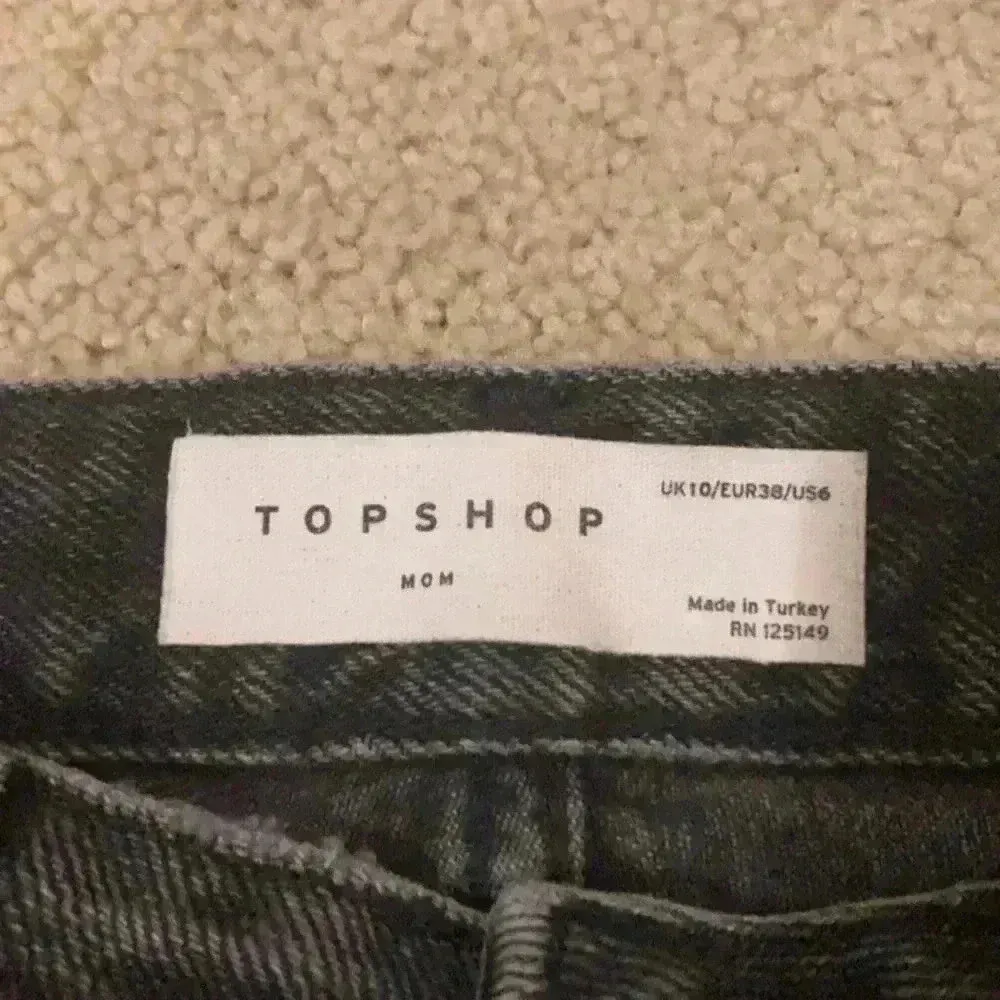 High rise black ripped topshop mom shorts in size 6 - Image 5