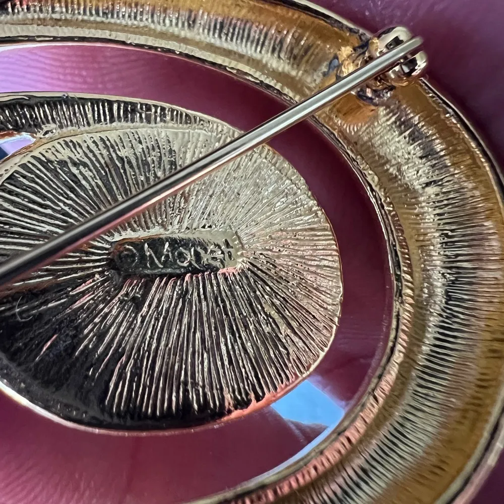 Vintage MONET Faux White Pearl Cabochon With Gold Tone Swirl Brooch - Image 2