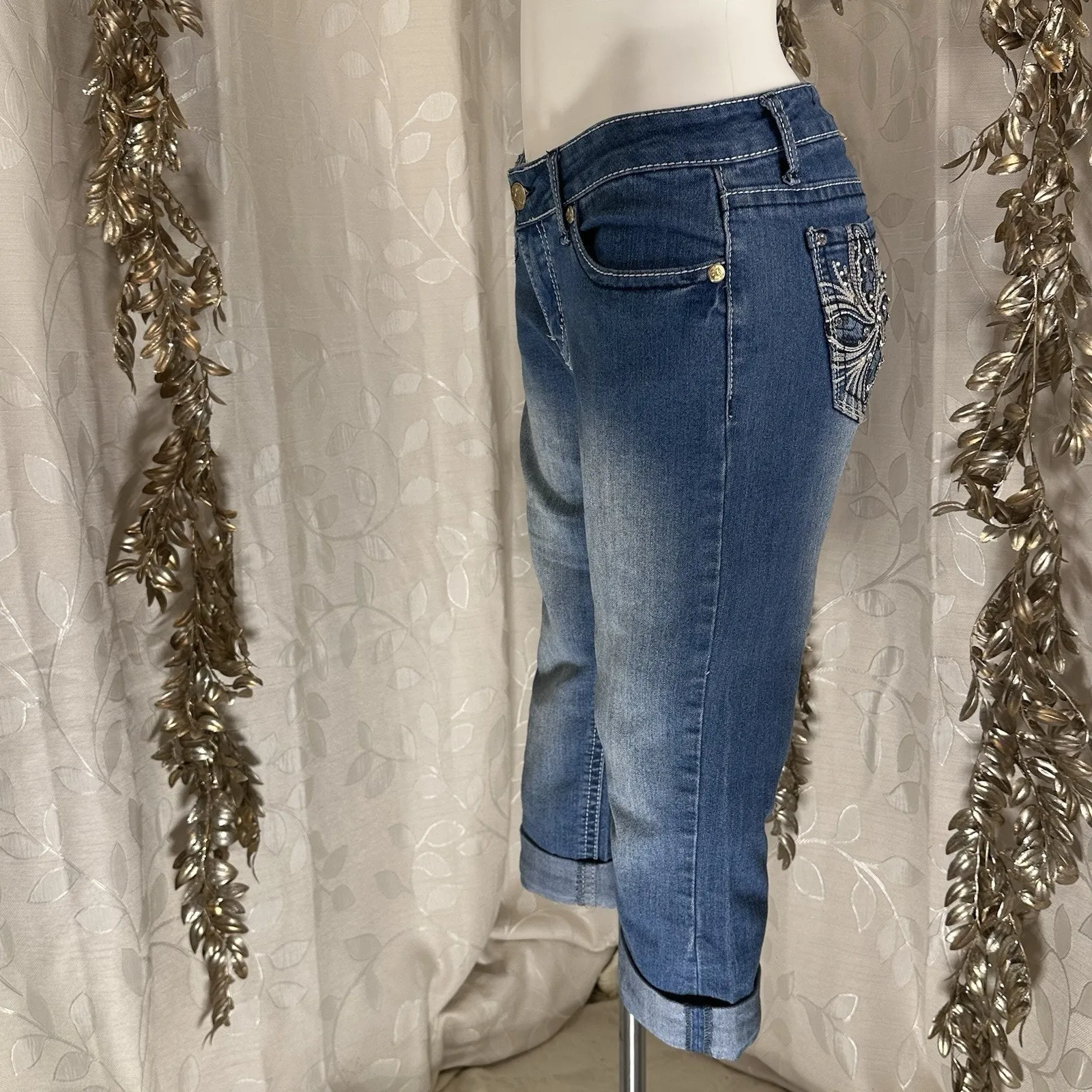 Love Indigo Jean Women's Size 6 Cuffed Capri Stretch Denim Bling Embroidery Pock - Image 7
