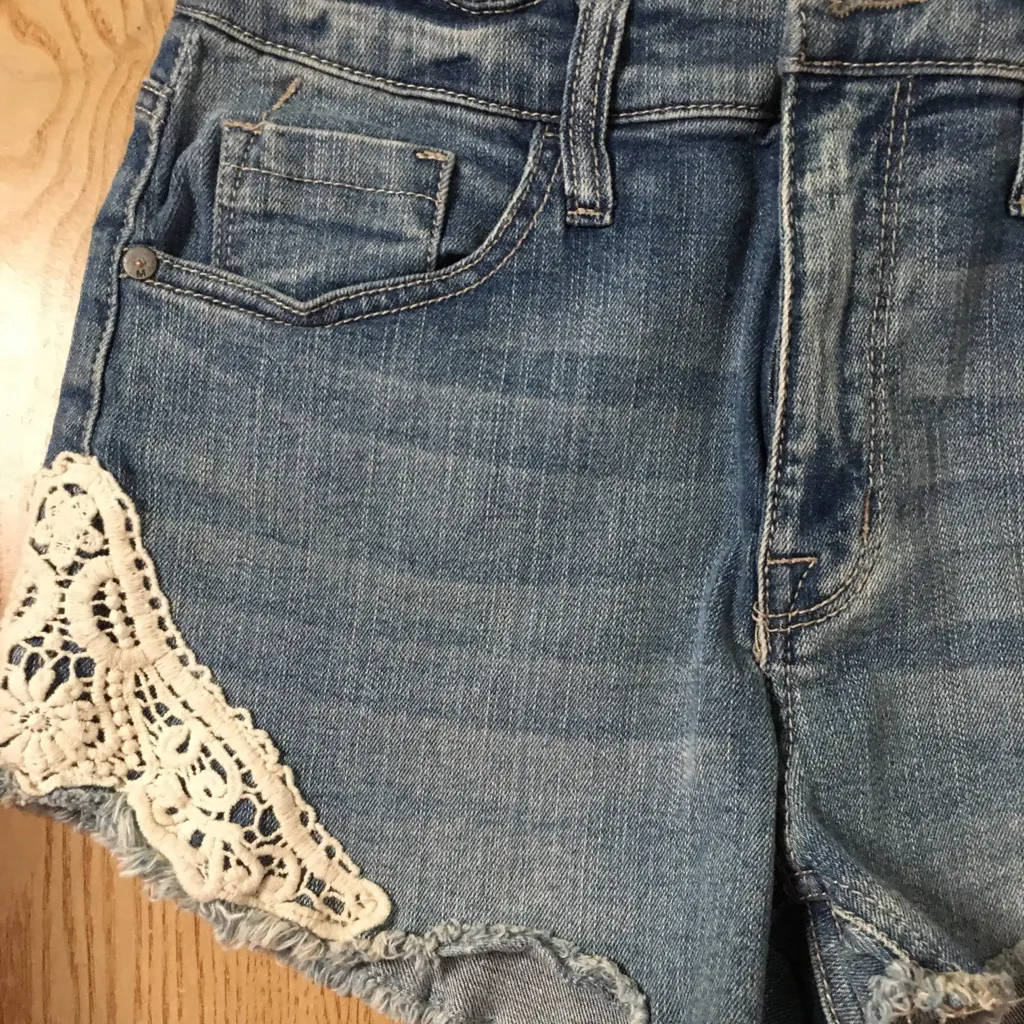 New Womens Mossimo Crotchet Stretch Jean Shorts 2.5” Inseam High Rise Size 8/29 Blue - Image 3