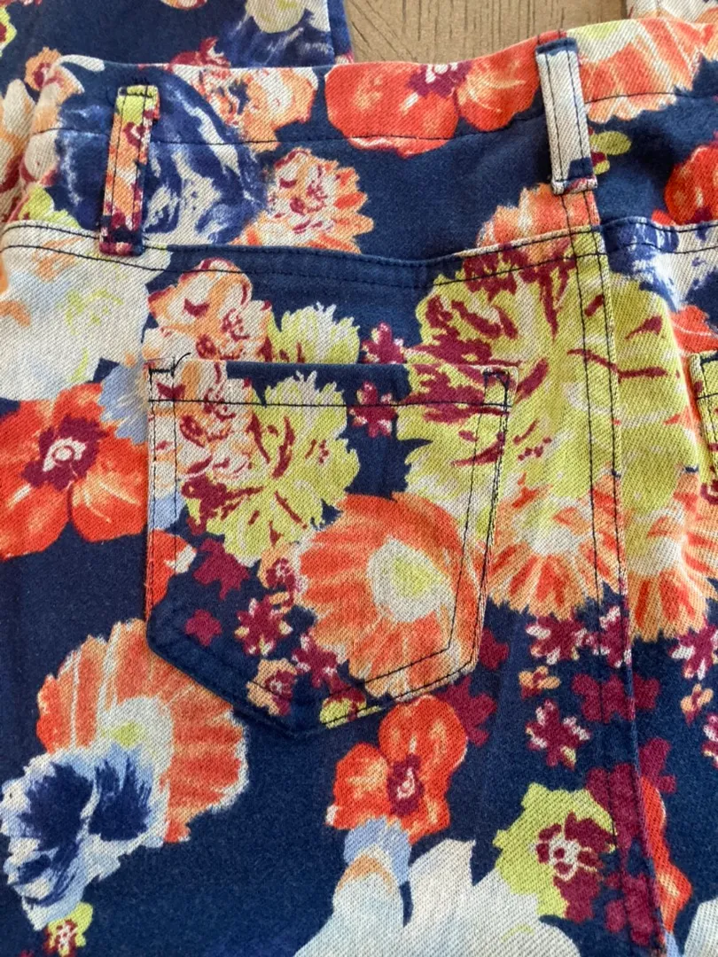 Like new navy blue floral leggings. Sz small - Image 3