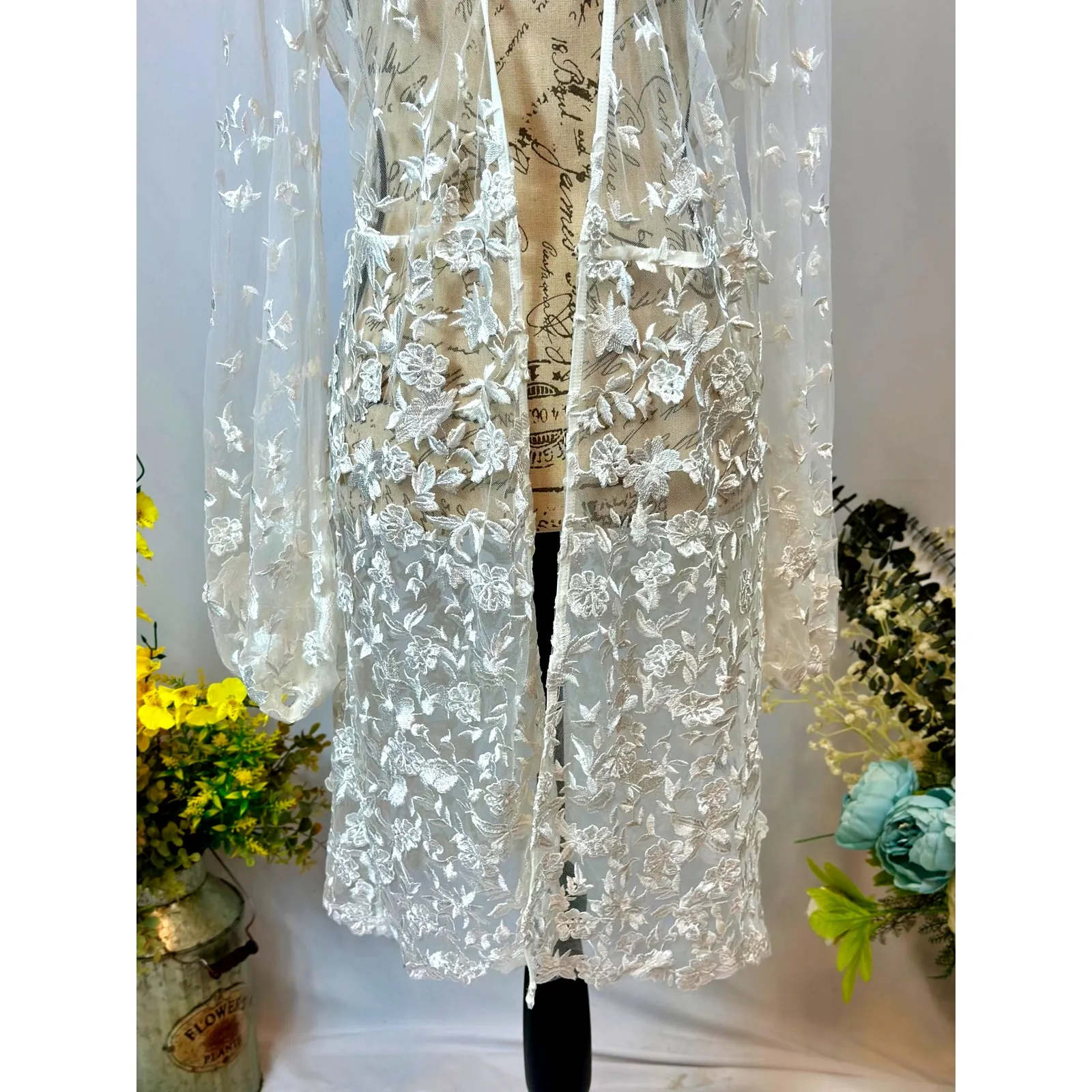 Le Rose Maya Lace Mid Thigh Open Front Robe White S/M Size M - Image 7