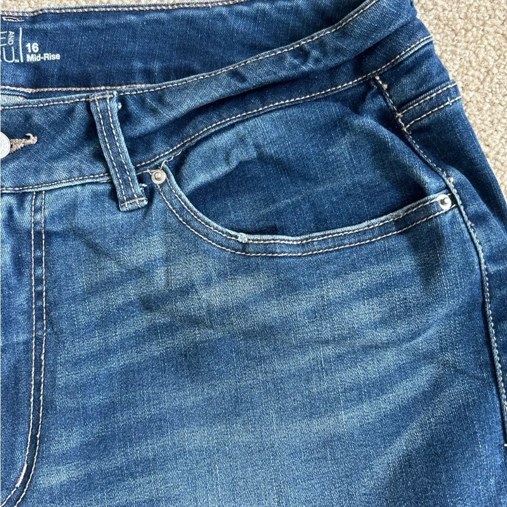Time and tru blue midrise jean shorts in size 16 - Image 2