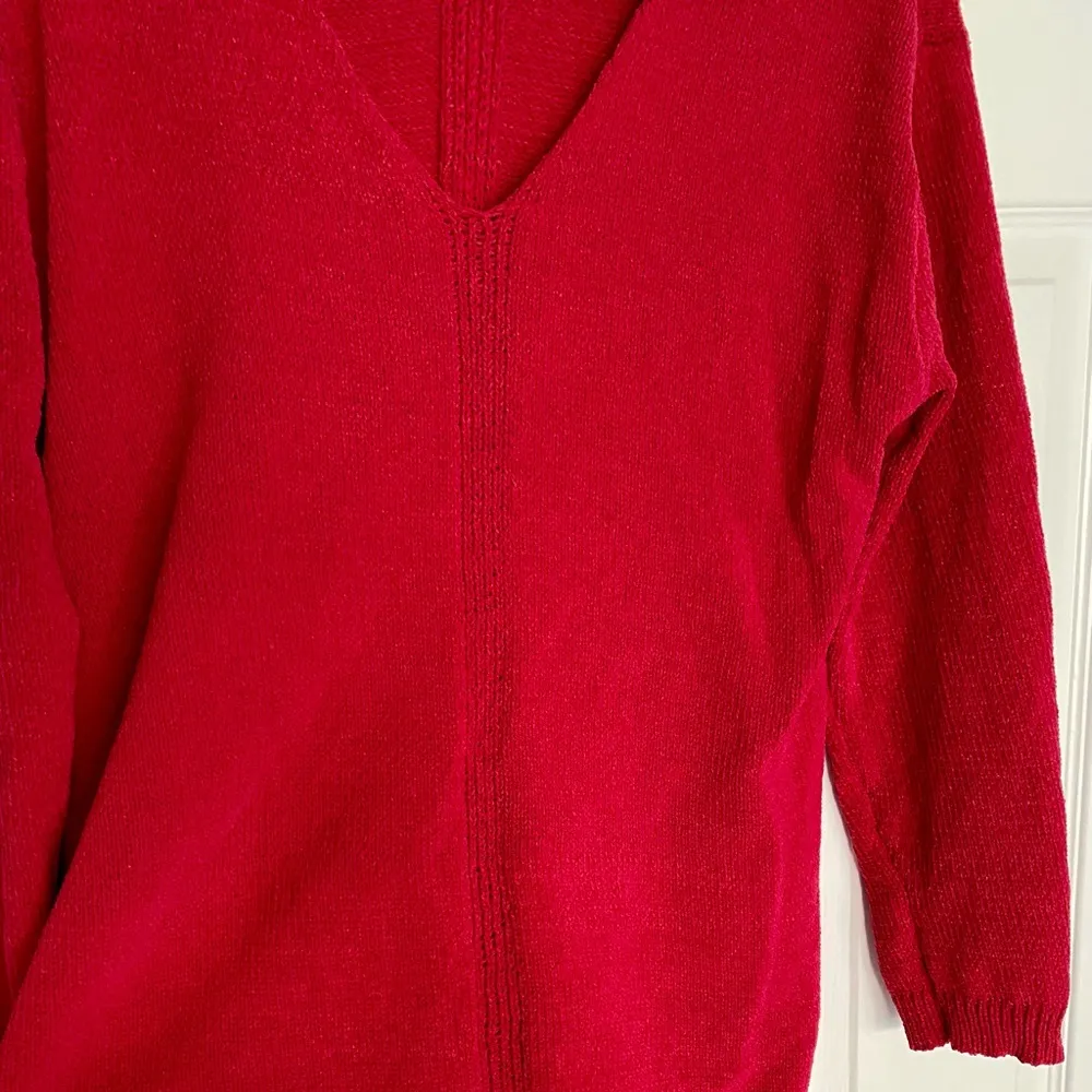 Philosophy Fuchsia Vneck Sweater Size Medium - Image 14