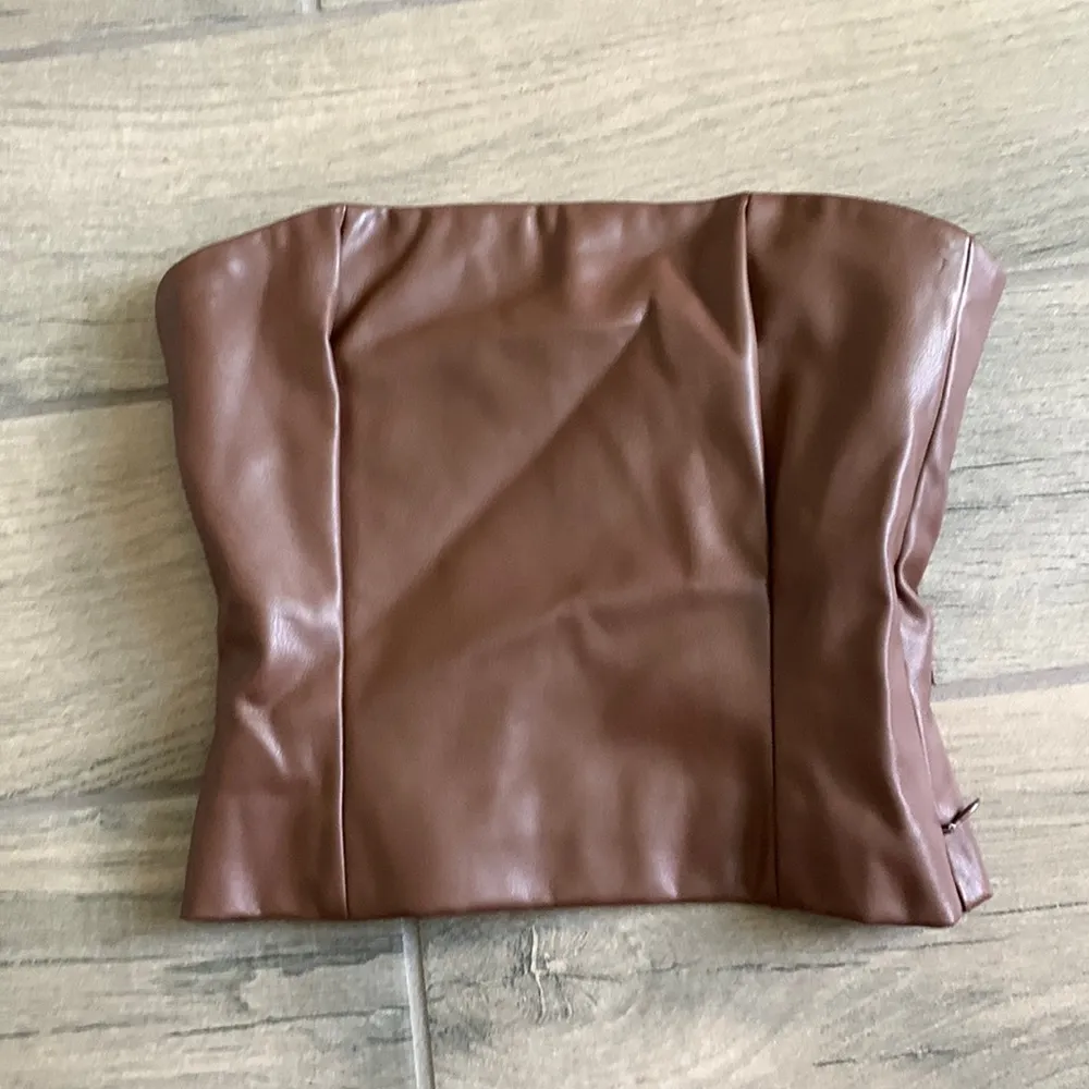 Pamela faux leather strapless crop top - Image 2