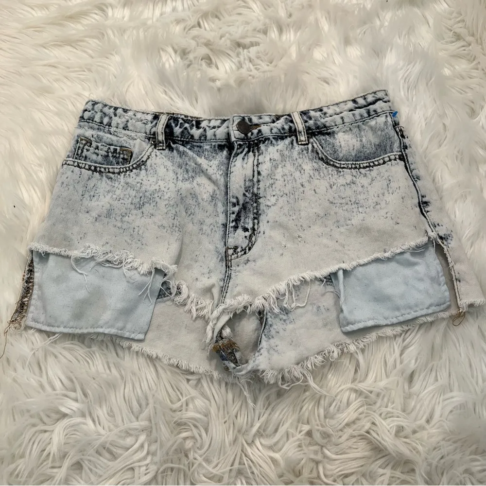 BDG Lou Hi-Low Denim High Rise Acid Wash Shorts - Image 2