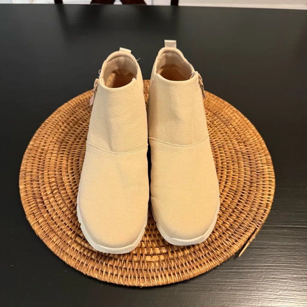 Ryka women’s  Cream Ankle Boots size 9.5 - Image 2