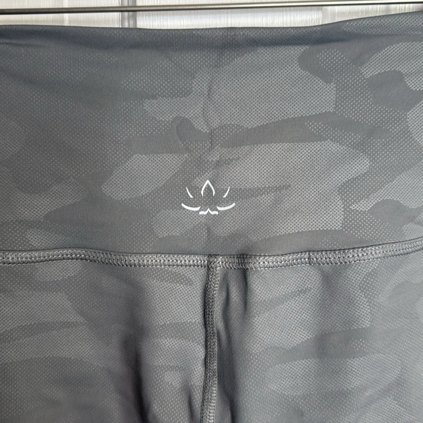 Beyond Yoga x barre 3 Light Gray Camo High-Waisted Leggings W1178 Sz M - Image 5