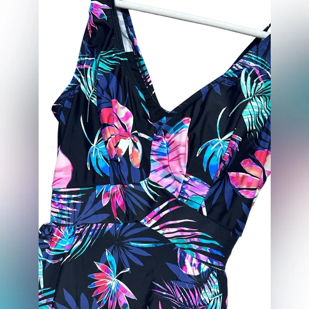 Flattering V - Image 4