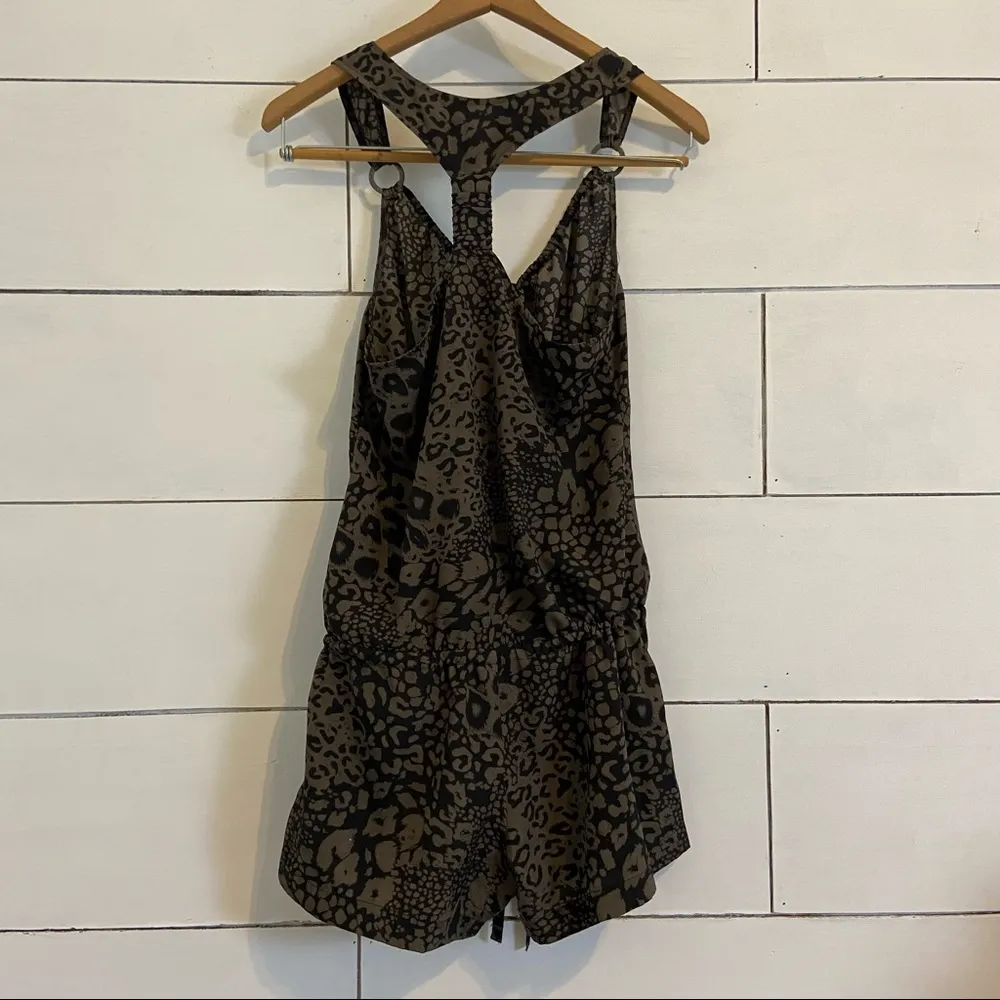 Guess Animal Print Romper. Size Medium. EUC - Image 4