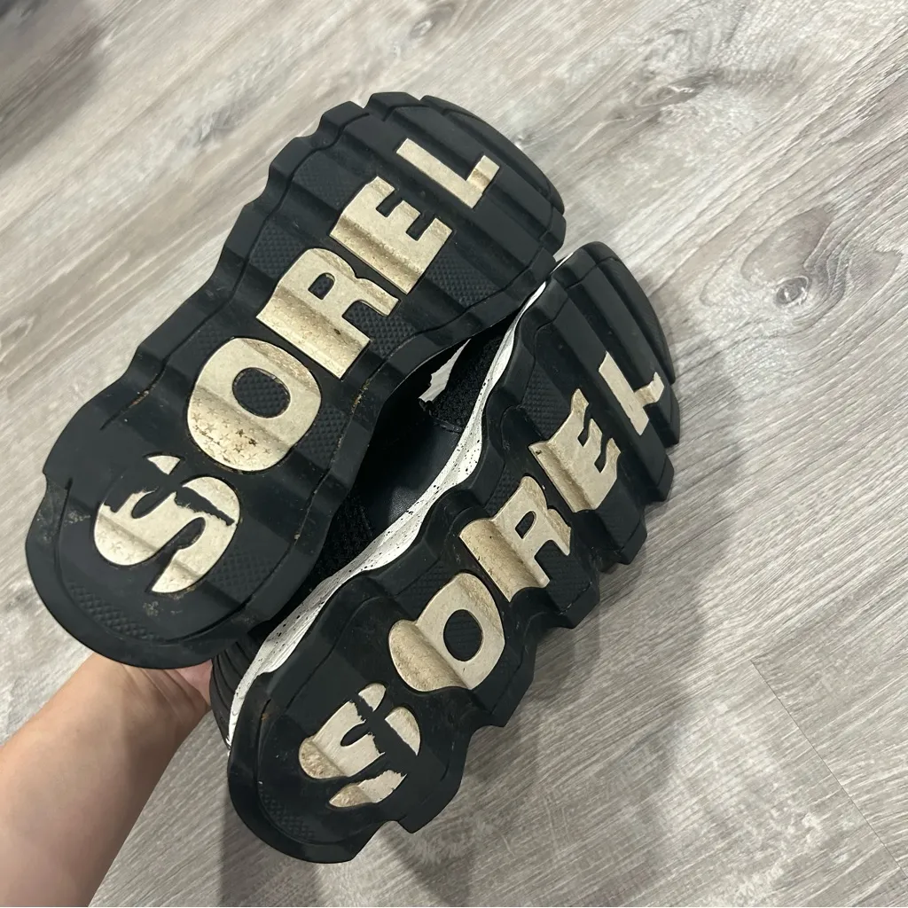 Sorel Kinetic Black Strap Sneaker Size 6 - Image 8