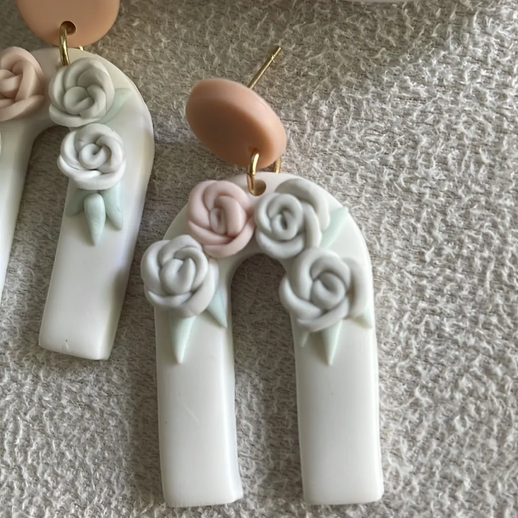 U shape clay floral earrings Pink - Image 3