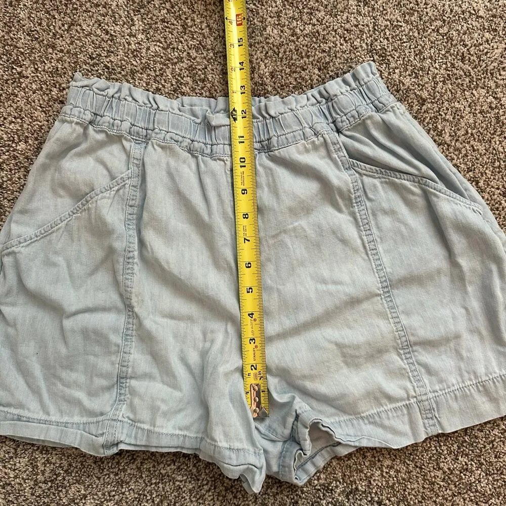 Elizabeth & James light wash denim shorts size M - Image 9