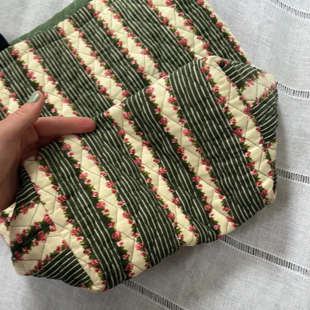 Handmade Quilted Tote With Rose Pattern - Image 4