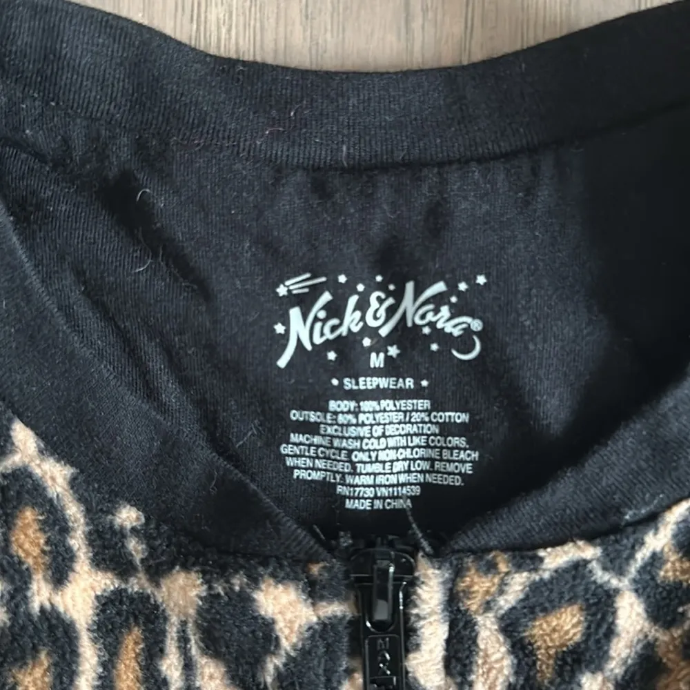 Nick & Nora  footed leopard cheetah cat onesie pajamas zipper front pockets warm - Image 4