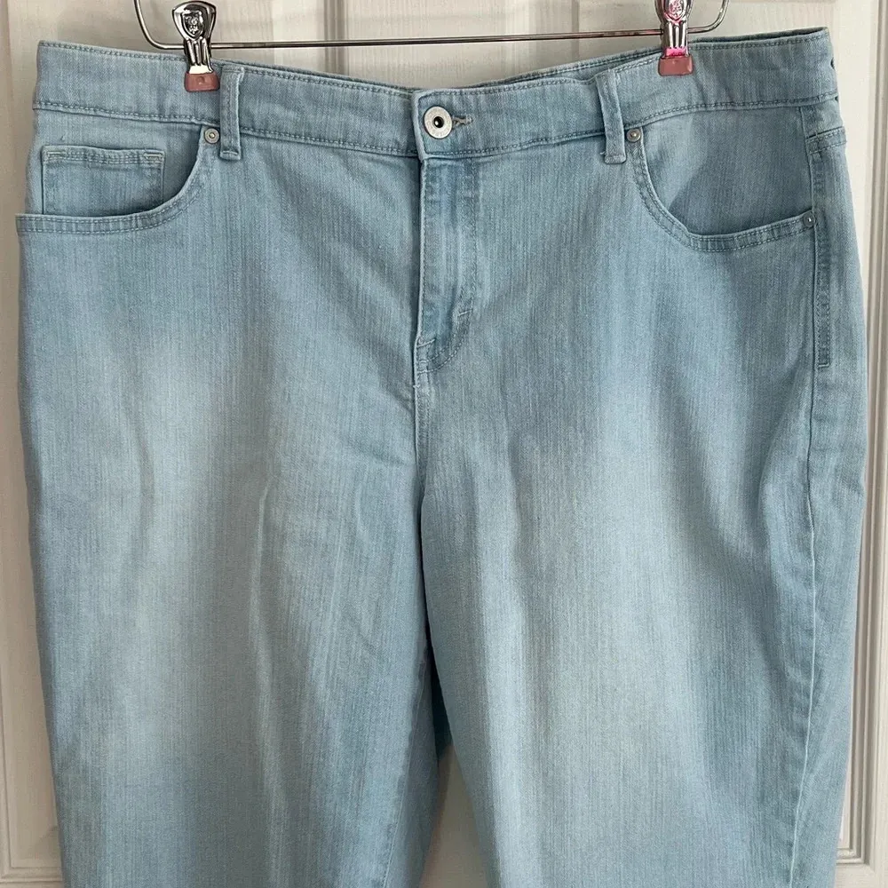 Style & Co Denim Bermuda Walking Shorts Light Wash Raw Hem 18 Plus Size Stretch - Image 7