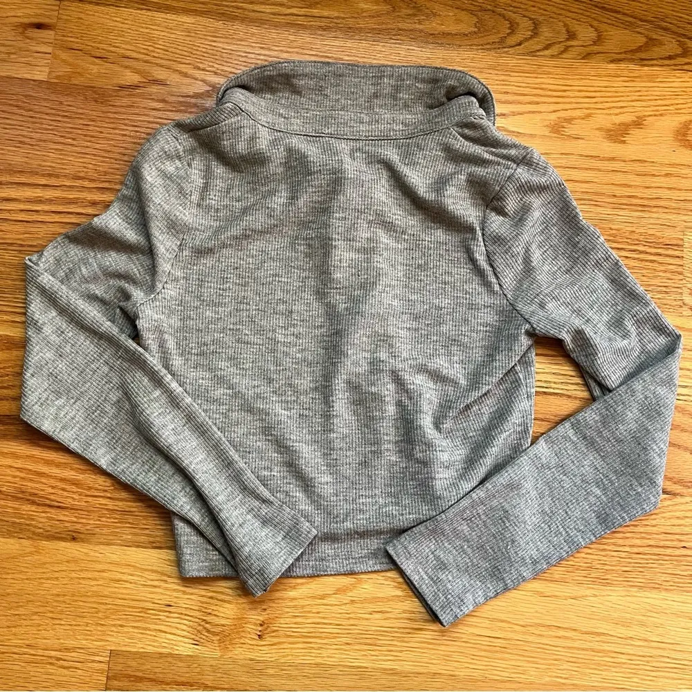 Le Lis gray ribbed collared crop henley size small - Image 2