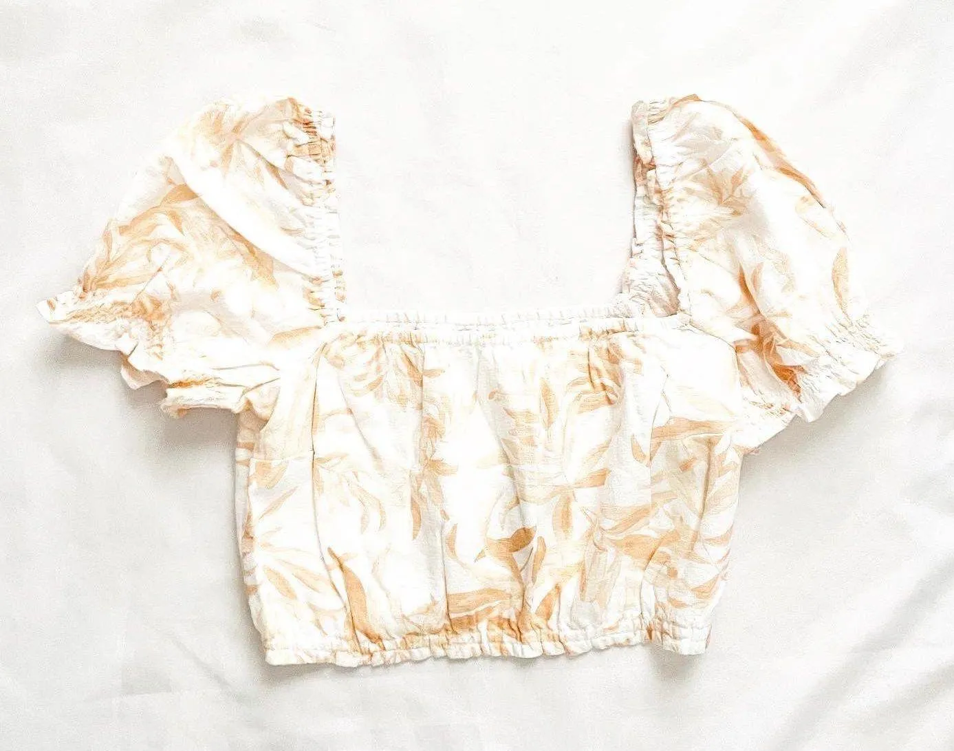 Floral Pattern Short-Sleeve Ruched Top Size Small - Image 2