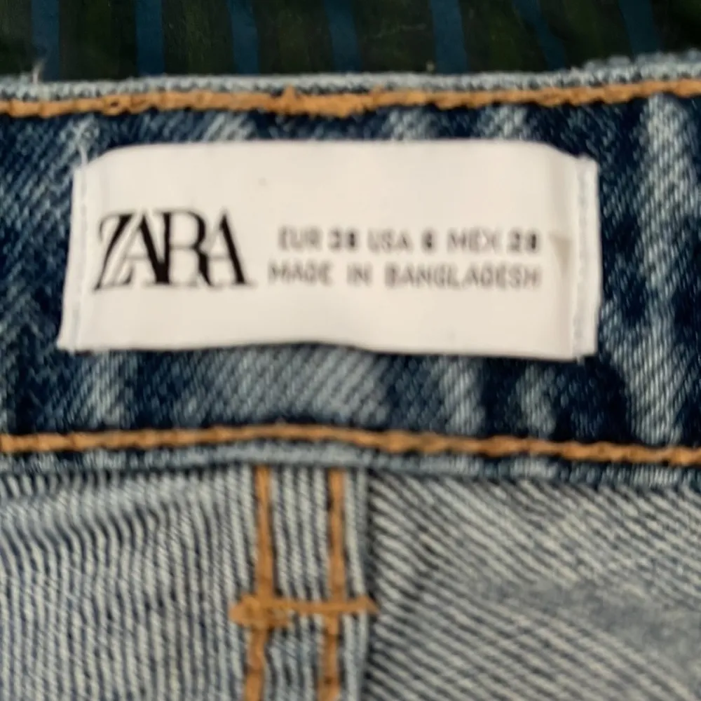 Zara Distressed Mom High waisted Blue Jeans size 6 - Image 4