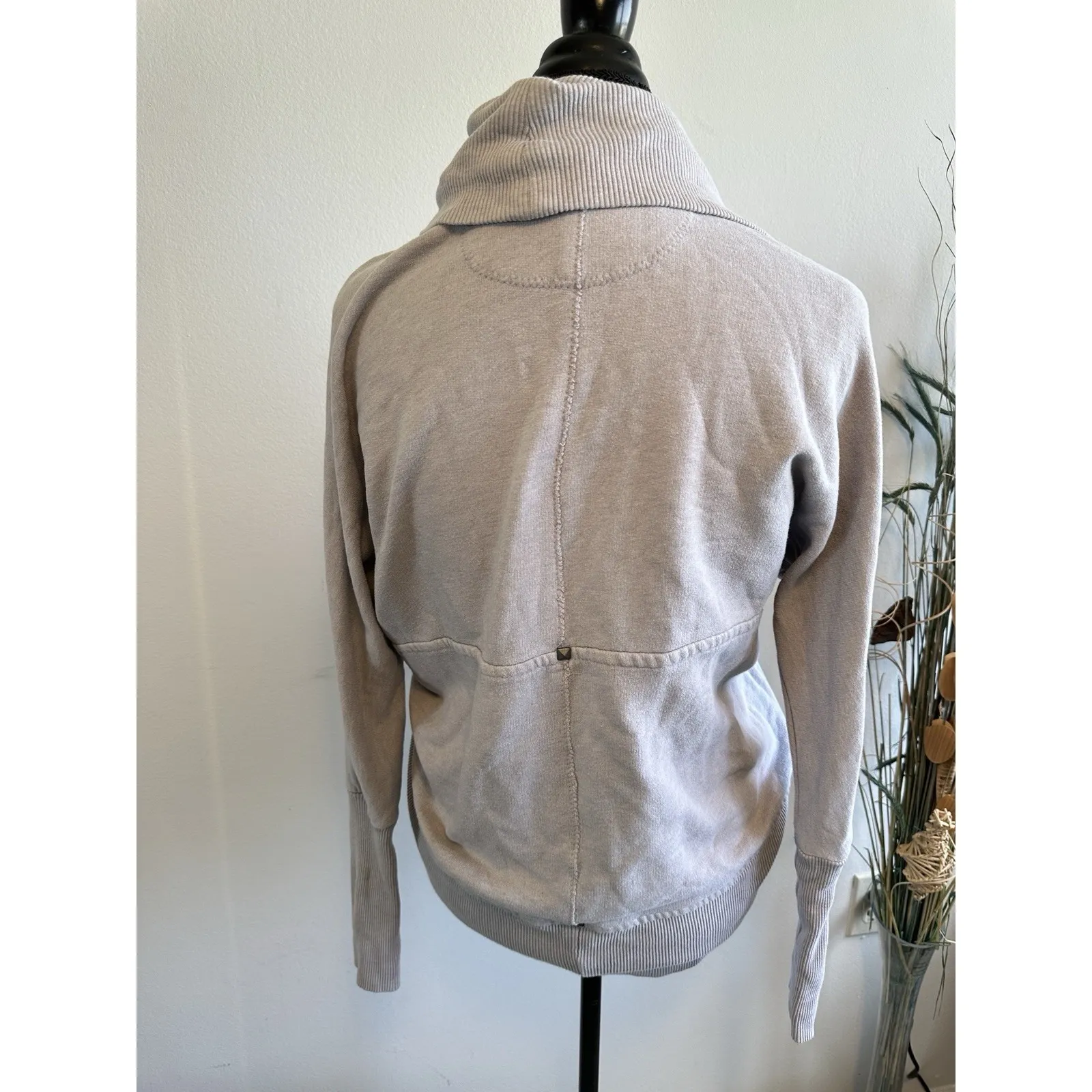 Aritzia Wilfred Diderot Cocoon Cardigan Sweater Women's Size‎ XXS Gray Studded - Image 3