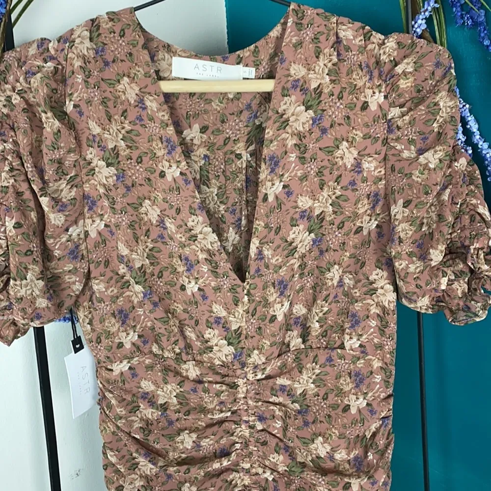 Astr the Label NWT puff sleeve ruched floral dress - Image 4