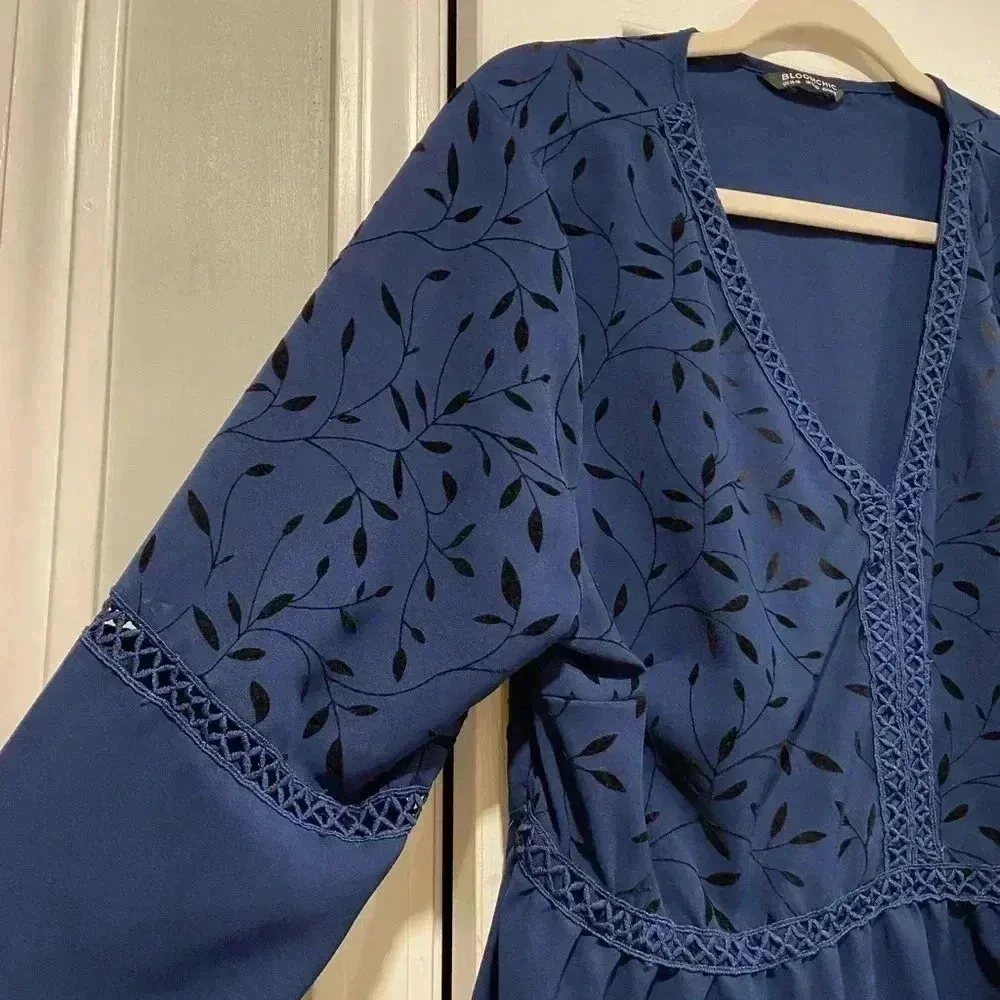 BloomChic Blue Black Velvet Floral Balloon Sleeve V Neck Ruffle Top Size 16 - Image 2