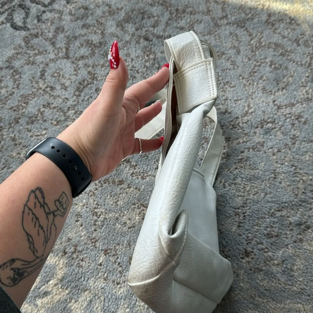 SM Co. Vintage Tote Handbag White - Image 4