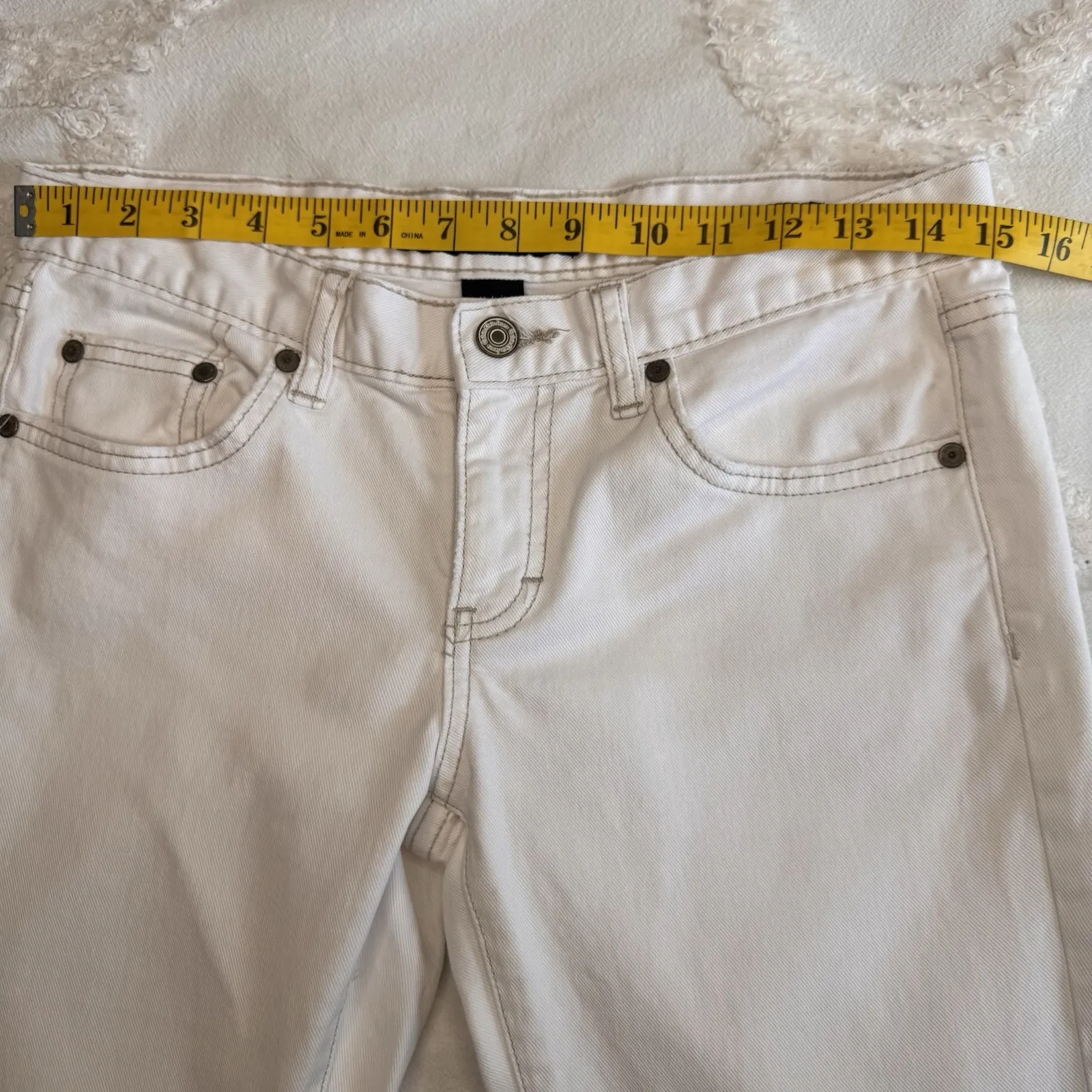 Calvin Klein Women's Sz 2 White Denim Jeans Low Rise Flare 30x27‎ Short - Image 9