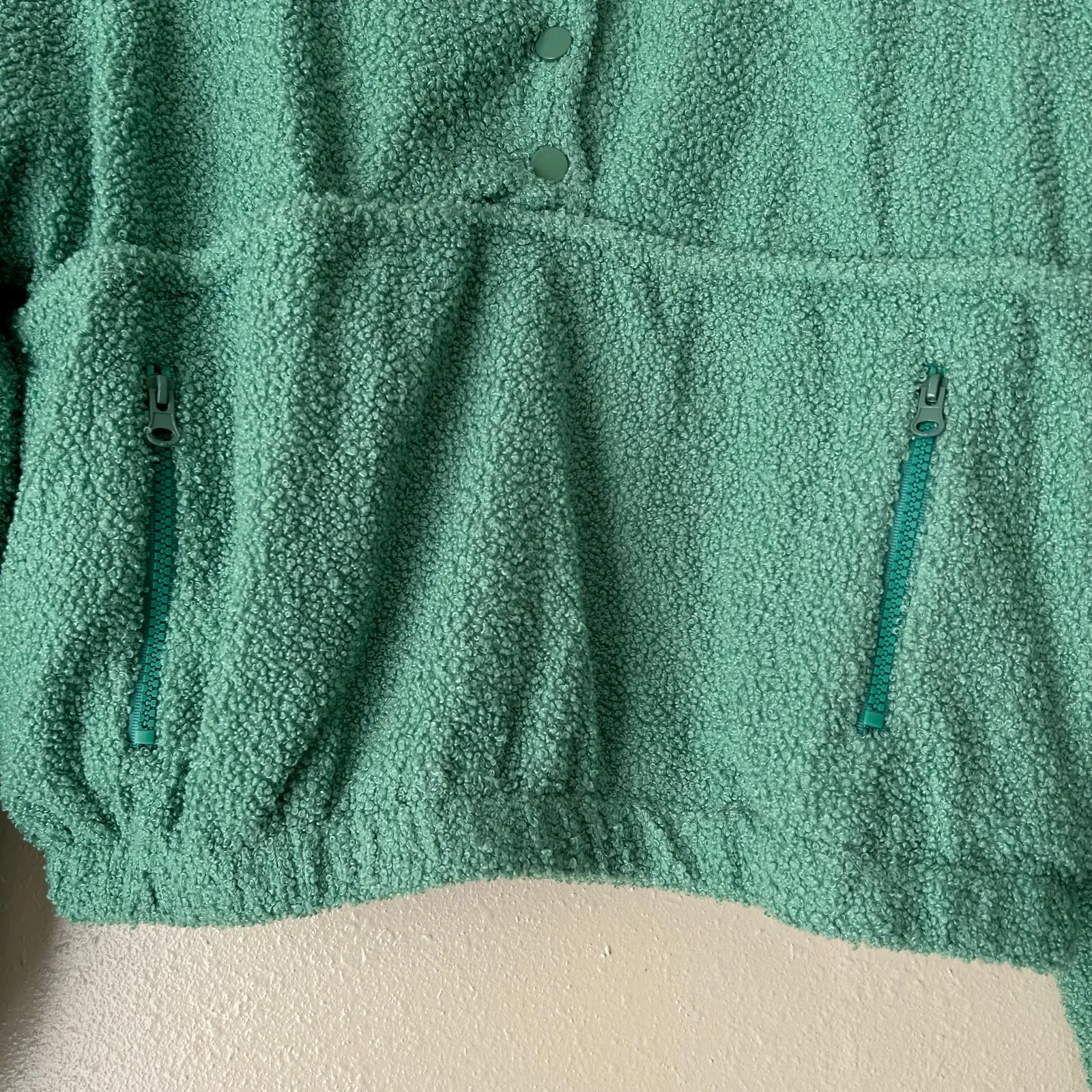 Vestique Green Teddy Cropped Sweatshirt Size Medium - Image 9