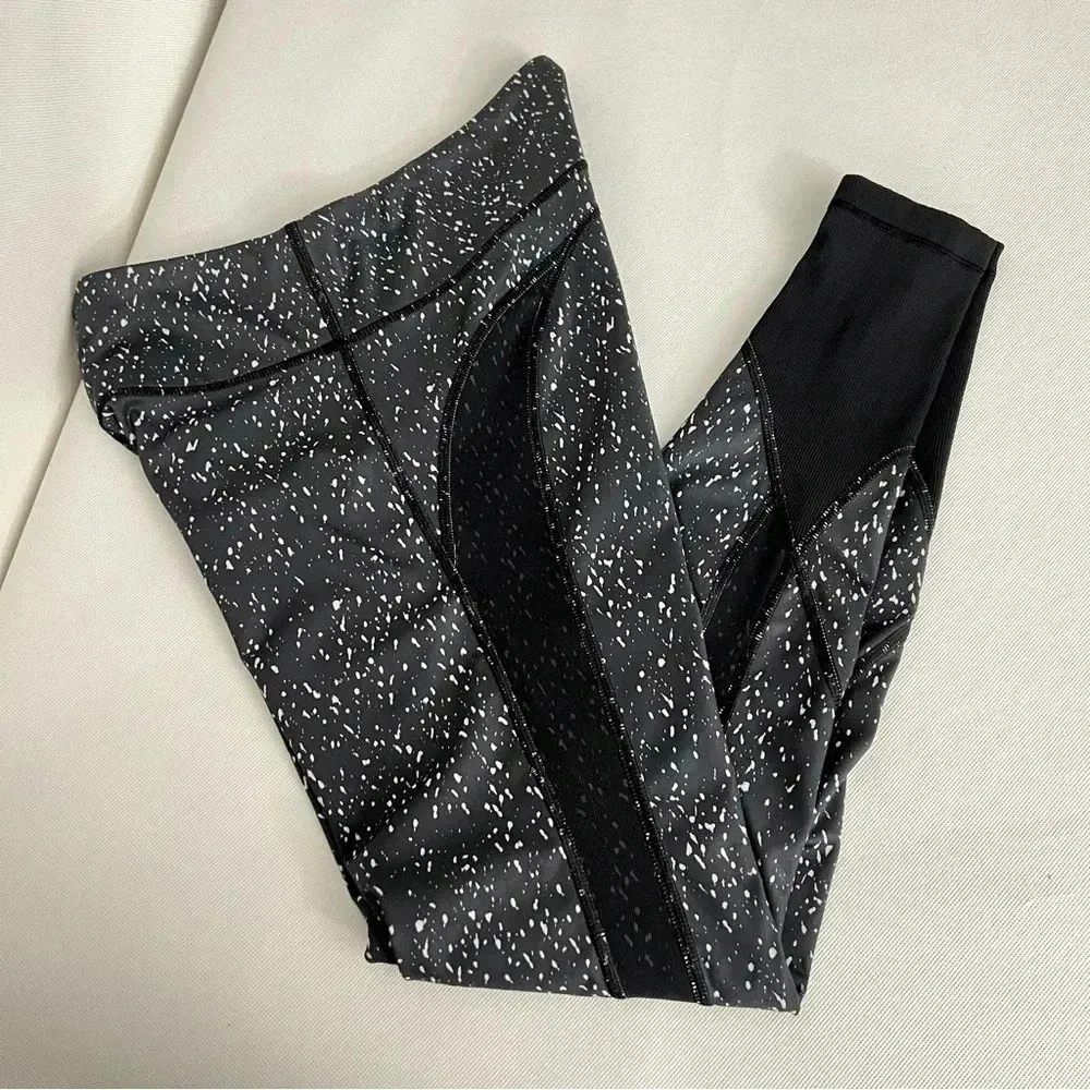 Lululemon  Drop It Like It's Hot Tight Size 6 Butterfly Texture Black/White Mesh - Image 9