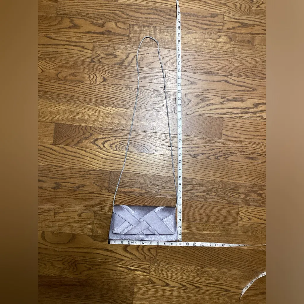 Jacqueline Ferrar Gray Satin handbag. - Image 7