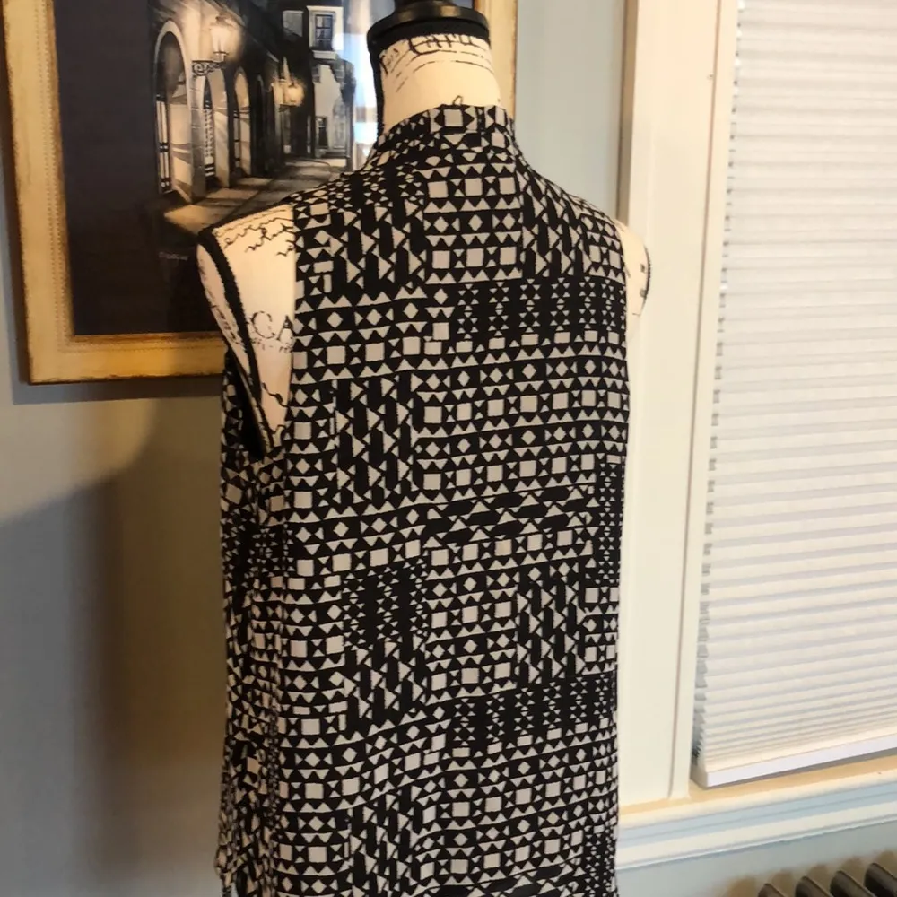 Vince Camuto Sleeveless Geometric Pattern Blouse (M) - Image 5