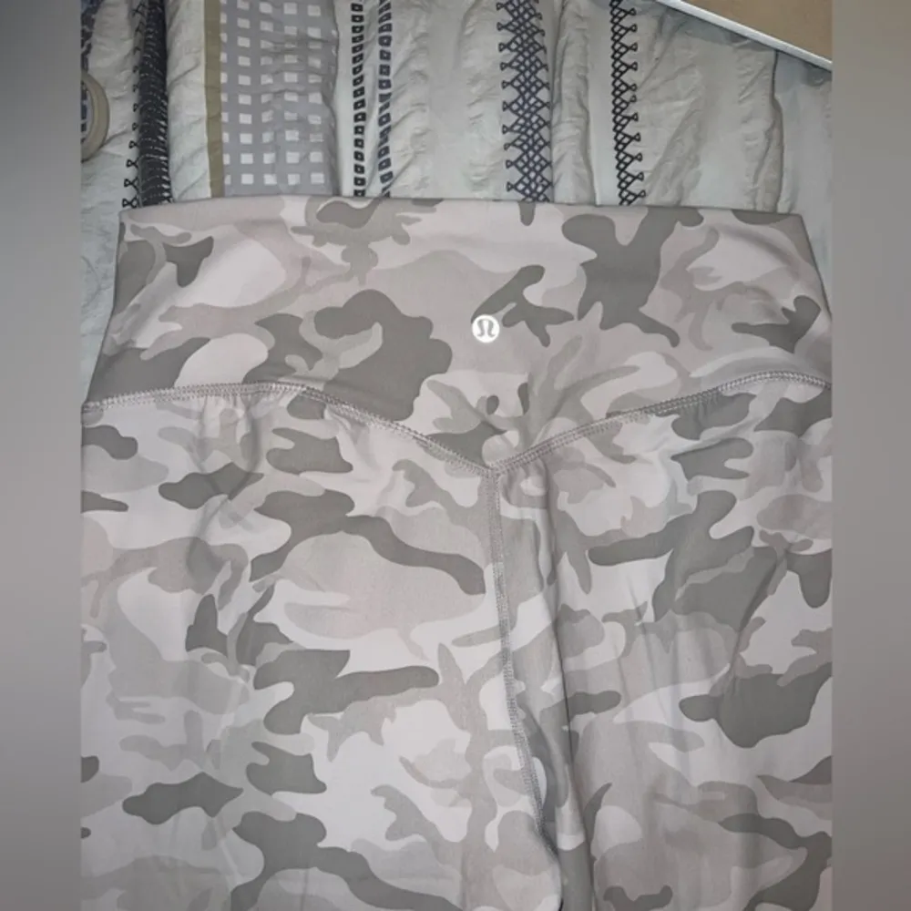 Limited edition white camo lulu lemon leggings size‎ 8 - Image 3