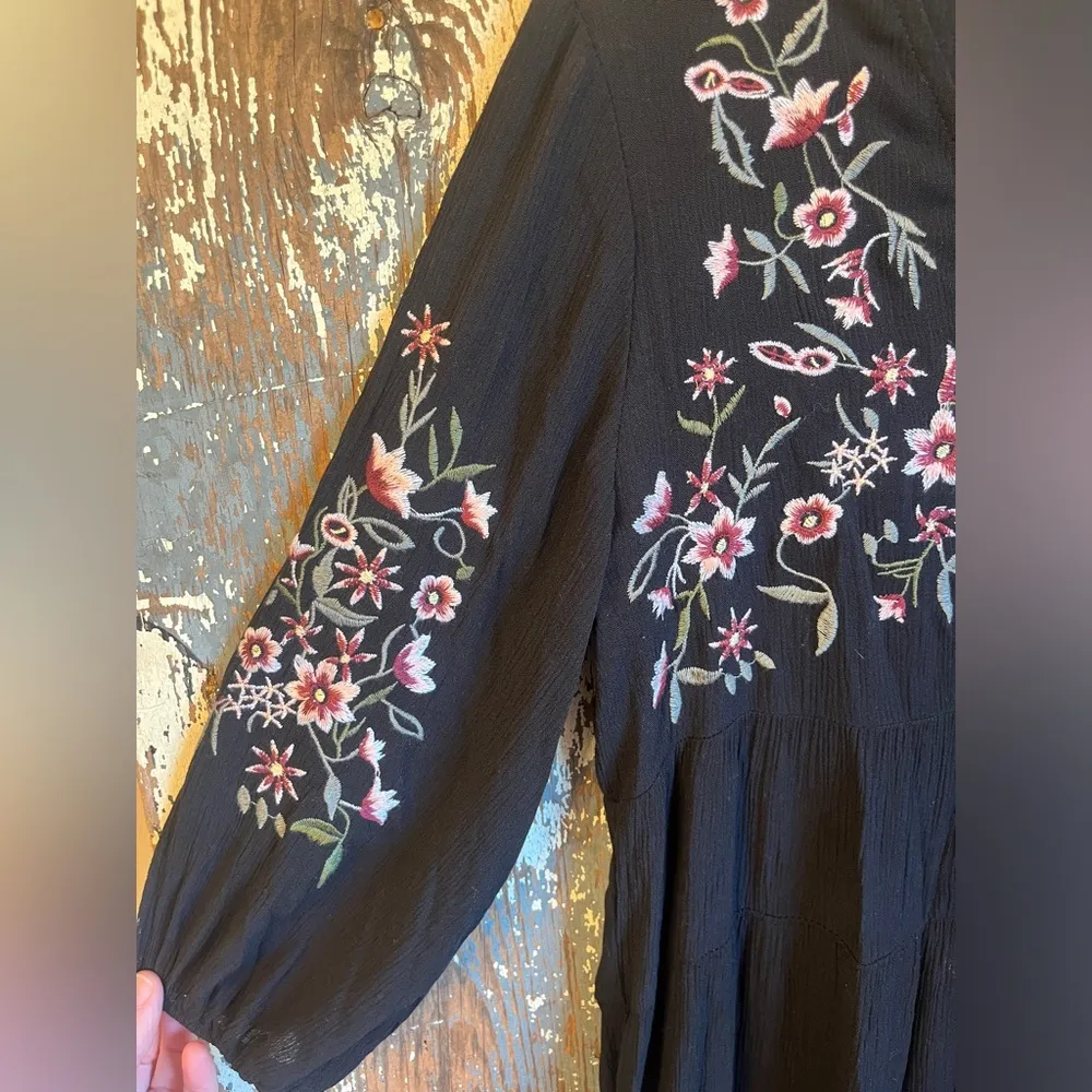 Blue Rain women’s dress size small, black embroidered floral - Image 3